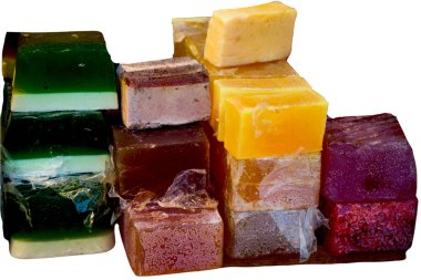 Beyaz üzerine izole edilmiş birçok ev yapımı sabun. El yapımı renkli sabun, vücut bakımı için spa banyo malzemeleri. Hijyen malzemeleri.