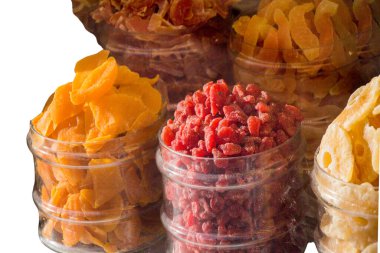 Beyaz arka planda izole edilmiş kurumuş meyve çeşitleri