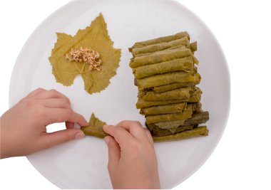 El yapımı sarmaşık yaprakları. Türk aperatifi beyaz arka planda izole edildi.