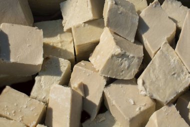 Beyaz üzerine izole edilmiş birçok ev yapımı sabun. El yapımı renkli sabun, vücut bakımı için spa banyo malzemeleri. Hijyen malzemeleri.