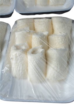 Tereyağlı süt kreması beyaz arka planda izole edilmiş