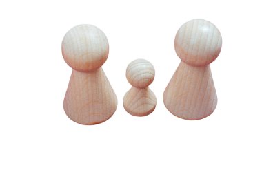 Metin için fotokopi alanı olan tahta bebekler. Aile günü, sıcaklık, mutluluk, hayat sigortası konsepti.