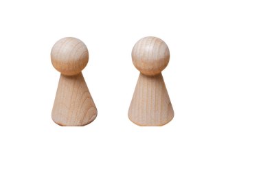 Metin için fotokopi alanı olan tahta bebekler. Aile günü, sıcaklık, mutluluk, hayat sigortası konsepti.