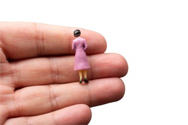 Eldeki minyatür kadın beyaz arka planda izole edilmiş.