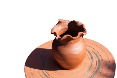 Seramik çömlek yapıyorum. Çömlek atölyesi dışarıda. Çamur desenli çanak çömlek.