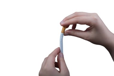 Tütün bağımlılığı, sağlıksız yaşam tarzı. Sigarayı bırak, sigarayı bırak ya da sigara içme. Elde sigara tutarken. Kötü alışkanlığı bırak..