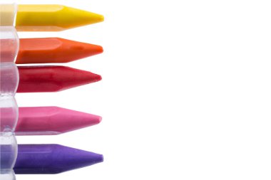 Sanatsal yaratıcılık çizimi için birçok farklı renkli izole kalem aracı.