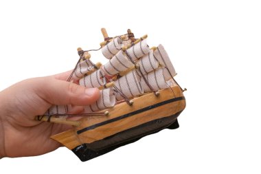 Ulaşım ve iş konsepti. Siyah arka planda tahta yelkenli..