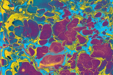 Soyut Ebru mermer sanat arka planı kıvrımlı sıvı mürekkep dokusu ve renkli desenler içeriyor.