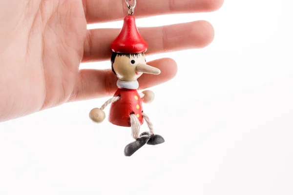 Pinocchio Puppe in der Hand — Stockfoto