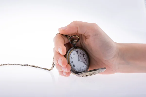 Segurando um relógio de bolso — Fotografia de Stock