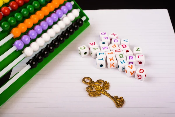 Abacus, chave e letras do alfabeto — Fotografia de Stock