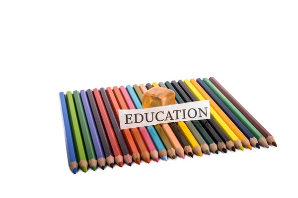 Lápices de colores con nota de educación — Foto de Stock