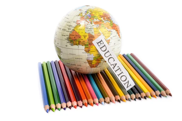 Lápices de colores con globo y nota de educación — Foto de Stock