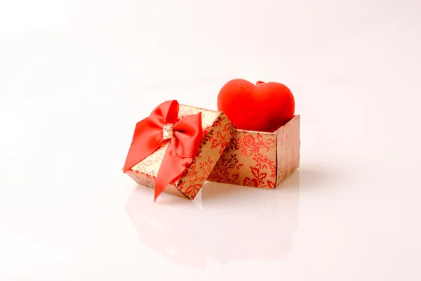 Συσκευασία δώρου και μια καρδιά — Φωτογραφία Αρχείου