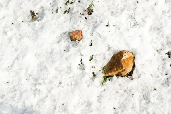 Сніг, сліди жовтих каменів — стокове фото
