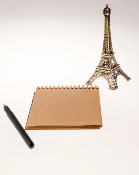 Cuaderno y pluma con Torre Eiffel — Foto de Stock