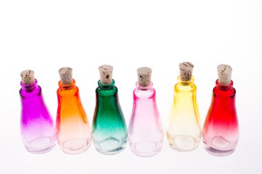 renkli boş şişeler