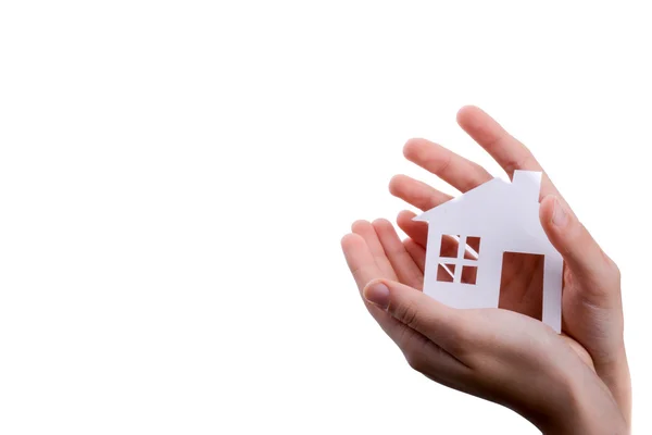 Geïsoleerd papier huis in de hand — Stockfoto