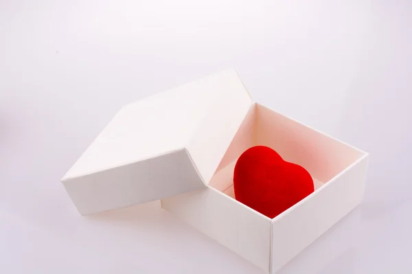 Серце біля коробки — стокове фото