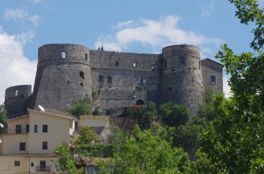 Cerro al Volturno Kalesi 'nin manzarası, İsernia' nın aynı adlı belediyesinin sembolü..