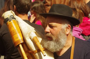 Cocullo, Abruzzo Gayda çalan adam