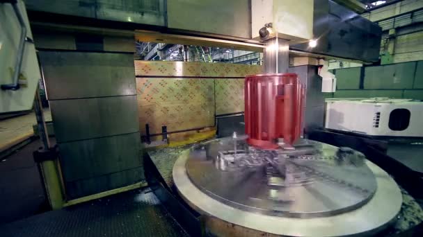 Enorme máquina CNC de perforación automática . — Vídeo de stock