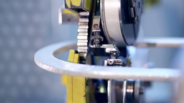 Machine robotique fabriquant des équipements de haute technologie sur l'usine industrielle .