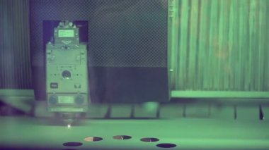 Lazer Robotik metallcutter çalışır metall. ile yakın.
