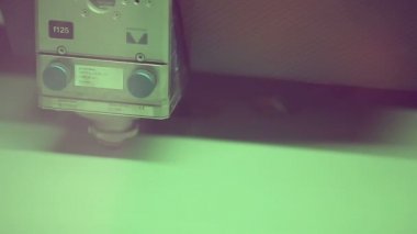 Lazer Robotik metallcutter çalışır metall. ile yakın.