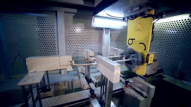 Máquina robótica que fabrica equipos de alta tecnología en la fábrica industrial . — Vídeo de stock