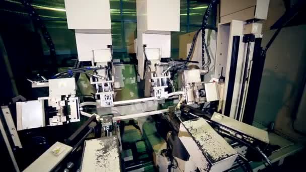 Robotic maskin att göra högteknologisk utrustning på industriella fabriken. — Stockvideo