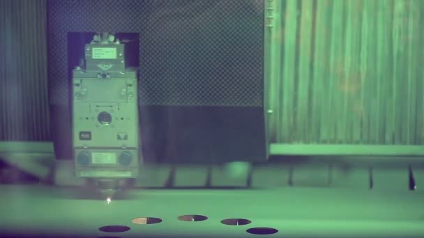 Laser robotico metallcutter funziona con metallo. Da vicino. . — Video Stock