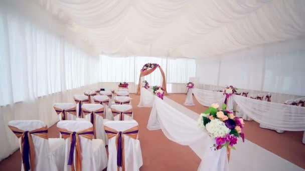 Arco de boda decorado con flores frescas . — Vídeo de stock