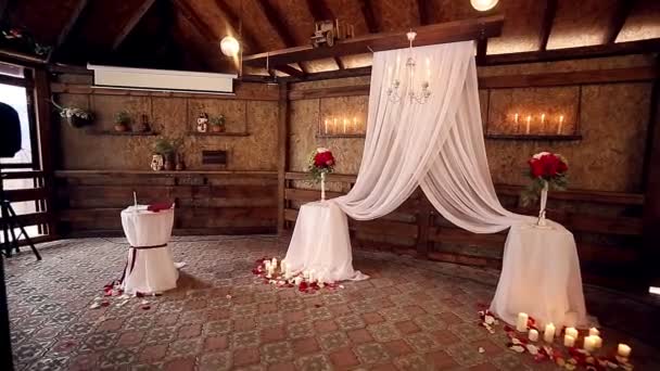 Arco de boda decorado con flores frescas . — Vídeo de stock