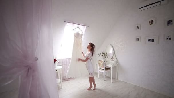 Sposa vicino abito da sposa — Video Stock