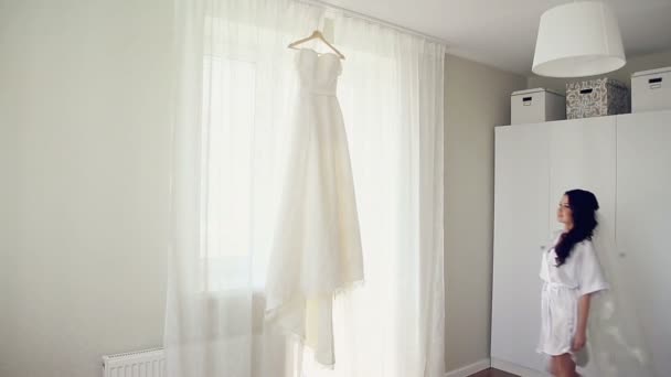 Noiva em um vestido de noiva branco . — Vídeo de Stock