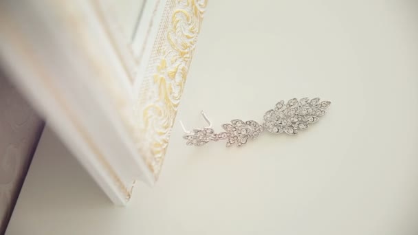 Elegant brides hand takes beautiful earrings. — Stock Video