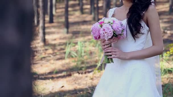 Nevěsta drží její svatební kytice v pomalém pohybu. — Stock video