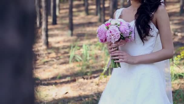 Sposa tenendo il suo mazzo di nozze in slow motion . — Video Stock