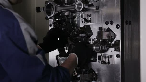 Ingeniero configurar la máquina CNC . — Vídeos de Stock