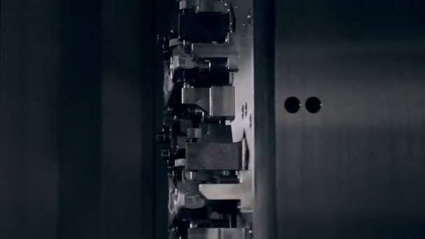 Ingénieur mis en place une machine CNC .