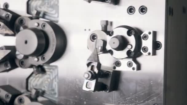 Ingénieur mis en place une machine CNC .