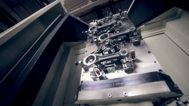 Ingénieur mis en place une machine CNC . — Video