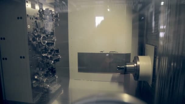 Máquina de torno CNC produce equipos industriales de alta tecnología . — Vídeo de stock