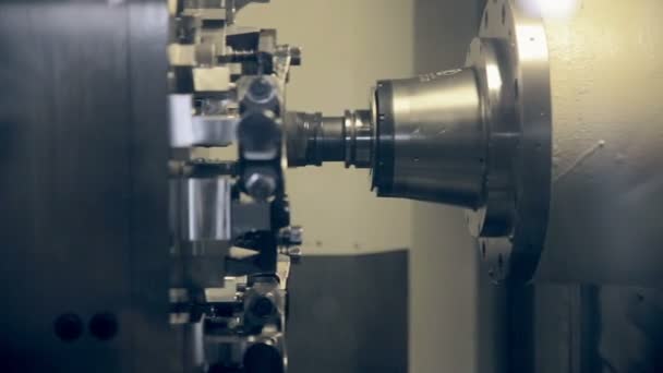 Máquina de torno CNC produce equipos industriales de alta tecnología . — Vídeos de Stock