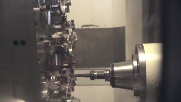 Svarv maskin Cnc producerar hi tech industriell utrustning. — Stockvideo