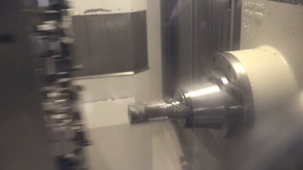 Torno máquina CNC Produz oi tech equipamentos industriais . — Vídeo de Stock