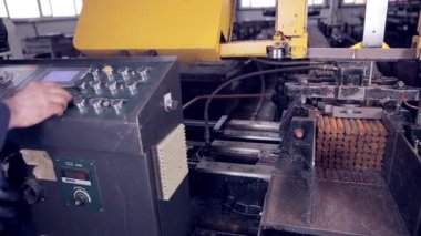 Metal kesme. Endüstriyel makine otomatik.