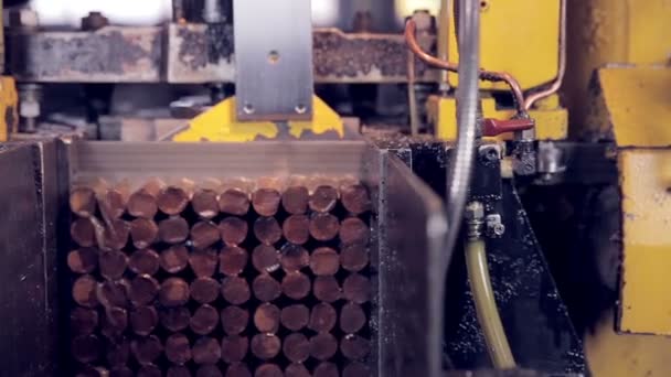 Metall skärning. Automatiserad industriella maskin. — Stockvideo